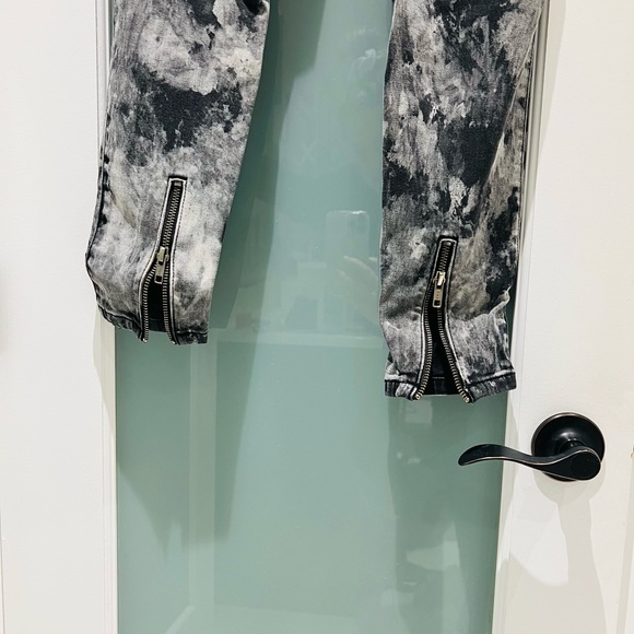 Guess Jeans - Picture 5 of 6